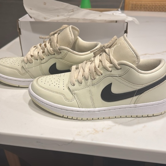 Air Jordan 1 Low - Picture 5 of 6